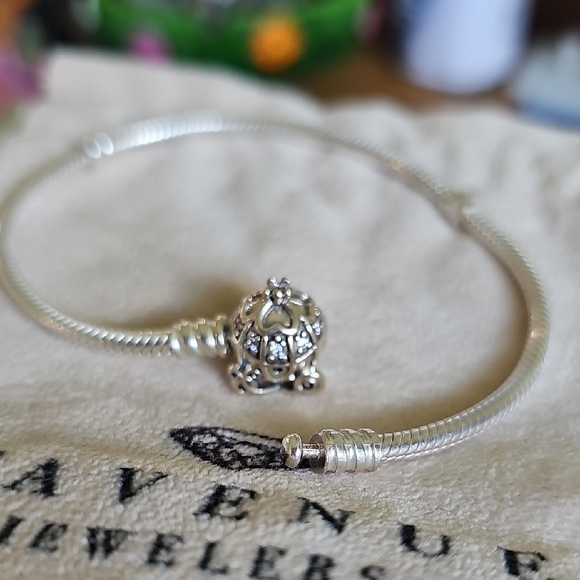 Elegant Silver Bracelet with Intricate Charm - Picture 1 of 1